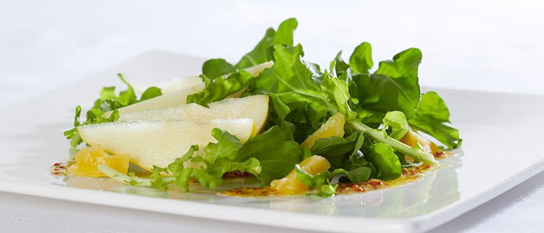Salada com pera e molho de mostarda