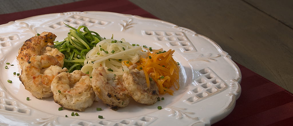 Salada desfiada com camarão grelhado