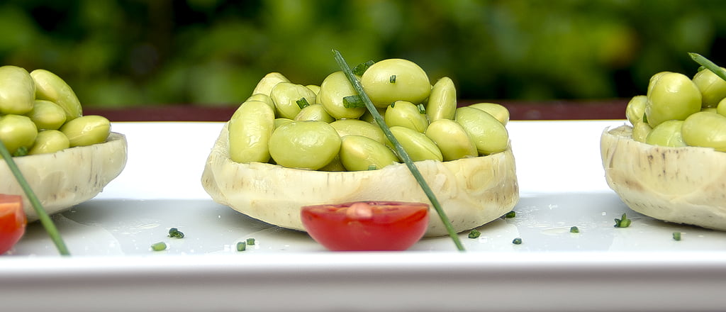 Light desde a entrada: canapés de alcachofra e soja