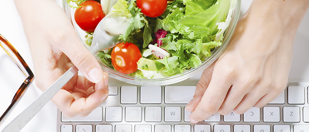 Comer no escritório é feio?