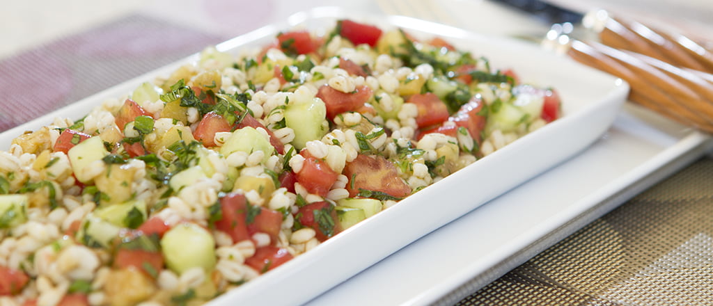 Salada de cevada com pepino e hortelã