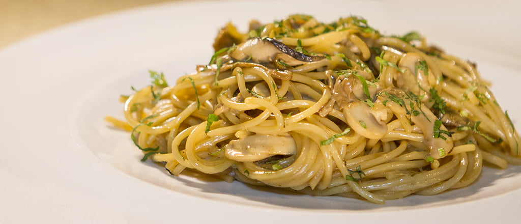 Espaguete ao molho de limão siciliano e porcini