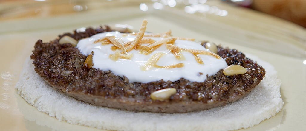 Kafta aberta na tosta de miga