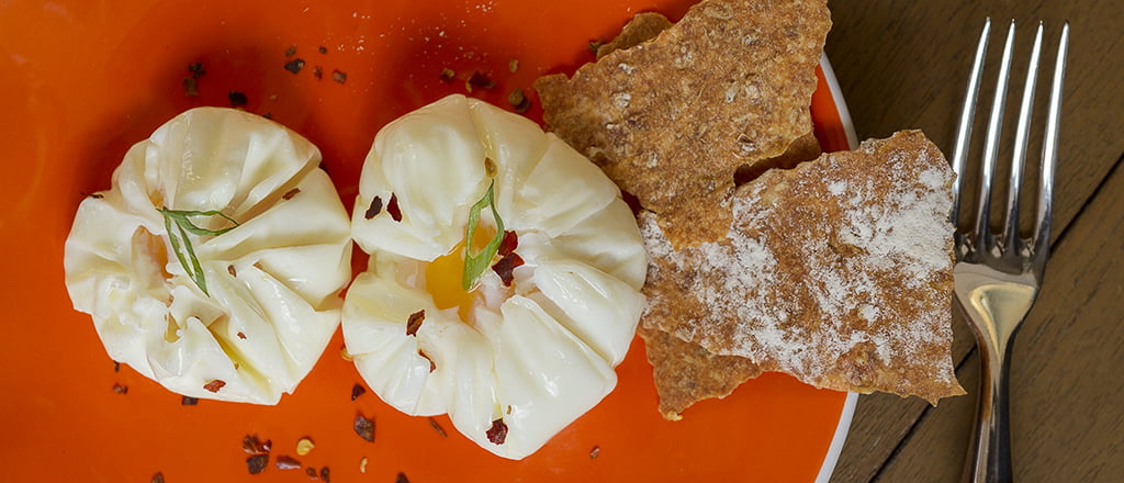 Ovo pochê leve e formoso