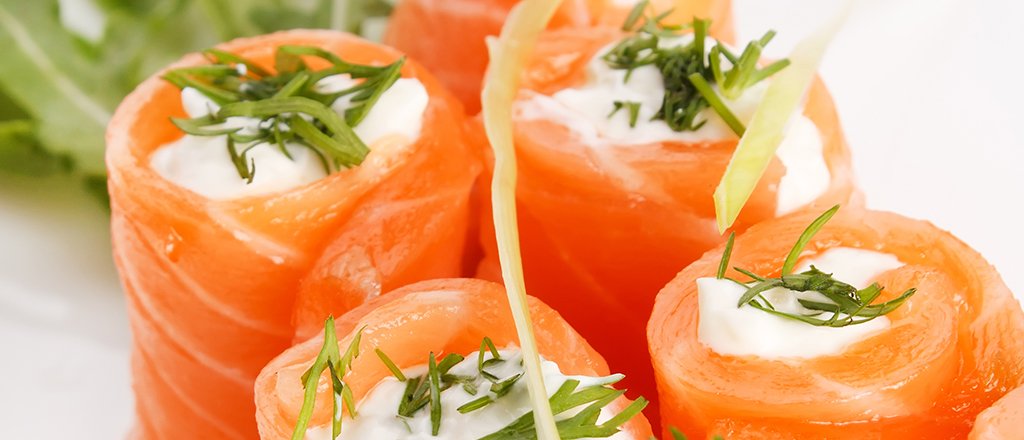 A festa ficou leve: rolinhos de salmão