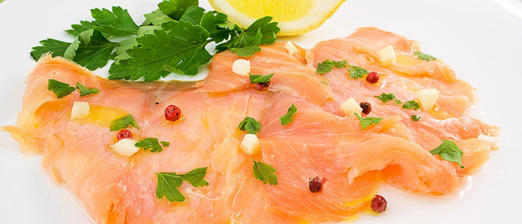 Carpaccio de salmão com molho de wasabi