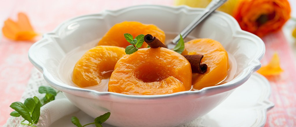 Pêssego em calda com canela e manjericão