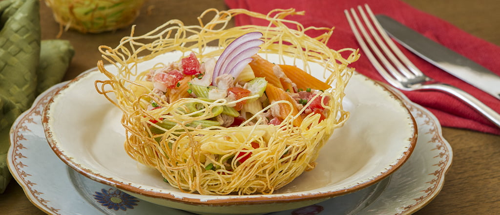 Salada leve de macarrão com atum