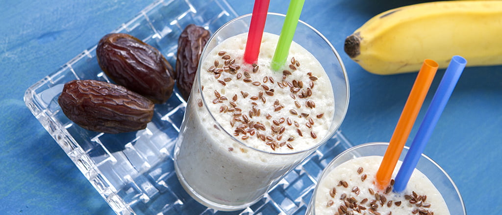 Shake de banana, linhaça e tâmara