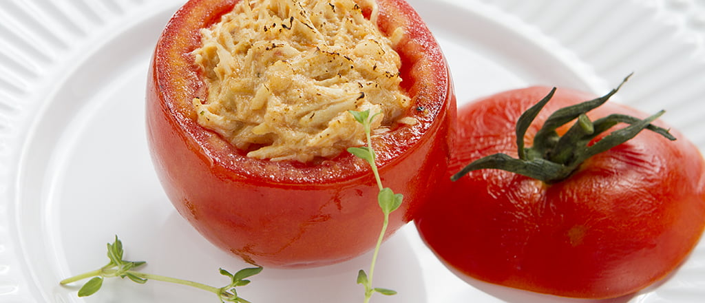 Tomate recheado com frango