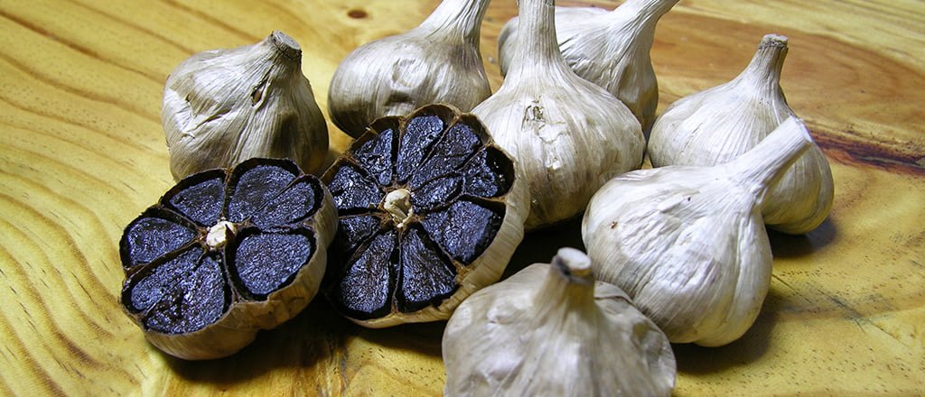 Conheça o saboroso alho negro