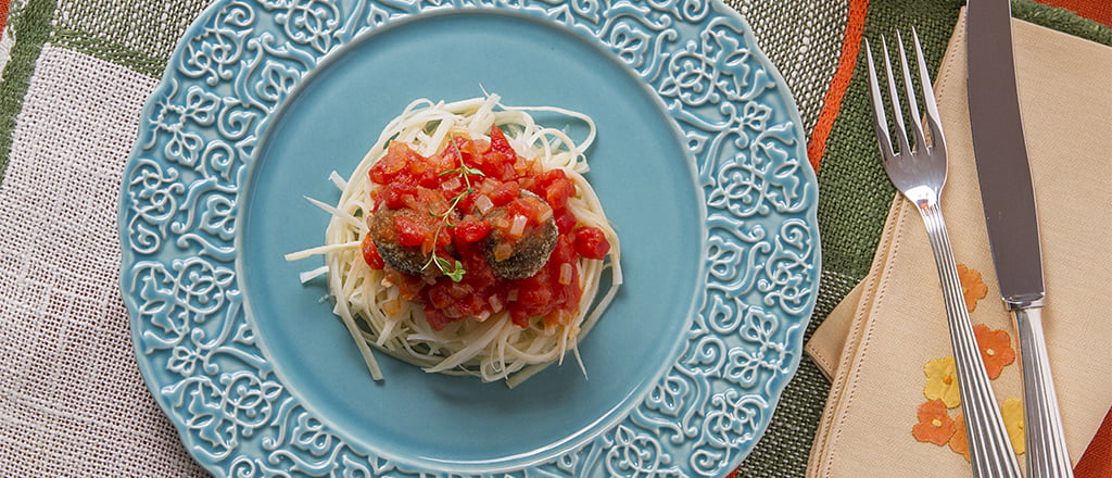Almôndega de berinjela com espaguete de pupunha