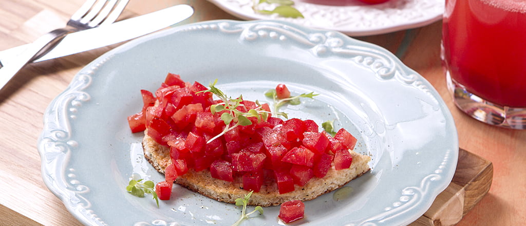 Bruschetta leve de pomodoro e basílico