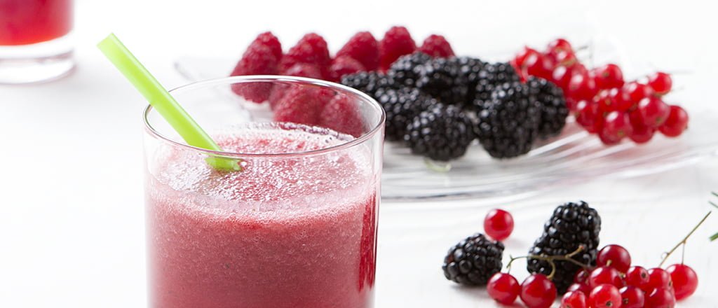 Suco detox de frutas vermelhas com alecrim