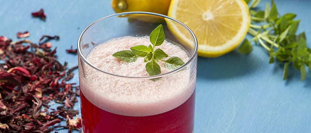 Suchá de hibiscos, limão, maçã e manjericão