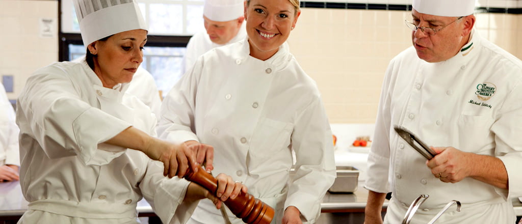 Com as facas na mala