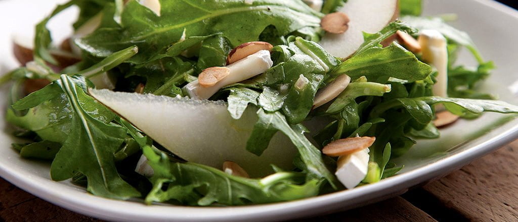 Salada verde com pera e molho de mostarda