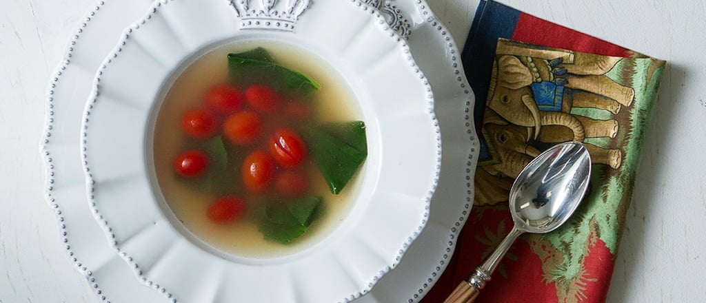 Brodo com espinafre e tomate cereja