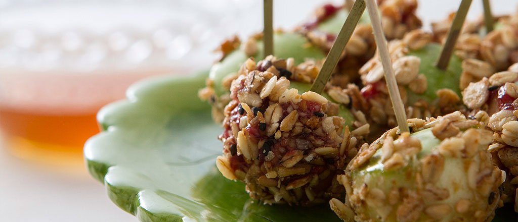 Maçã verde no palito